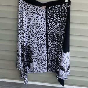 Chicos Womens Size 2  (12) Black and White Animal Print Shark EFFECT HEM